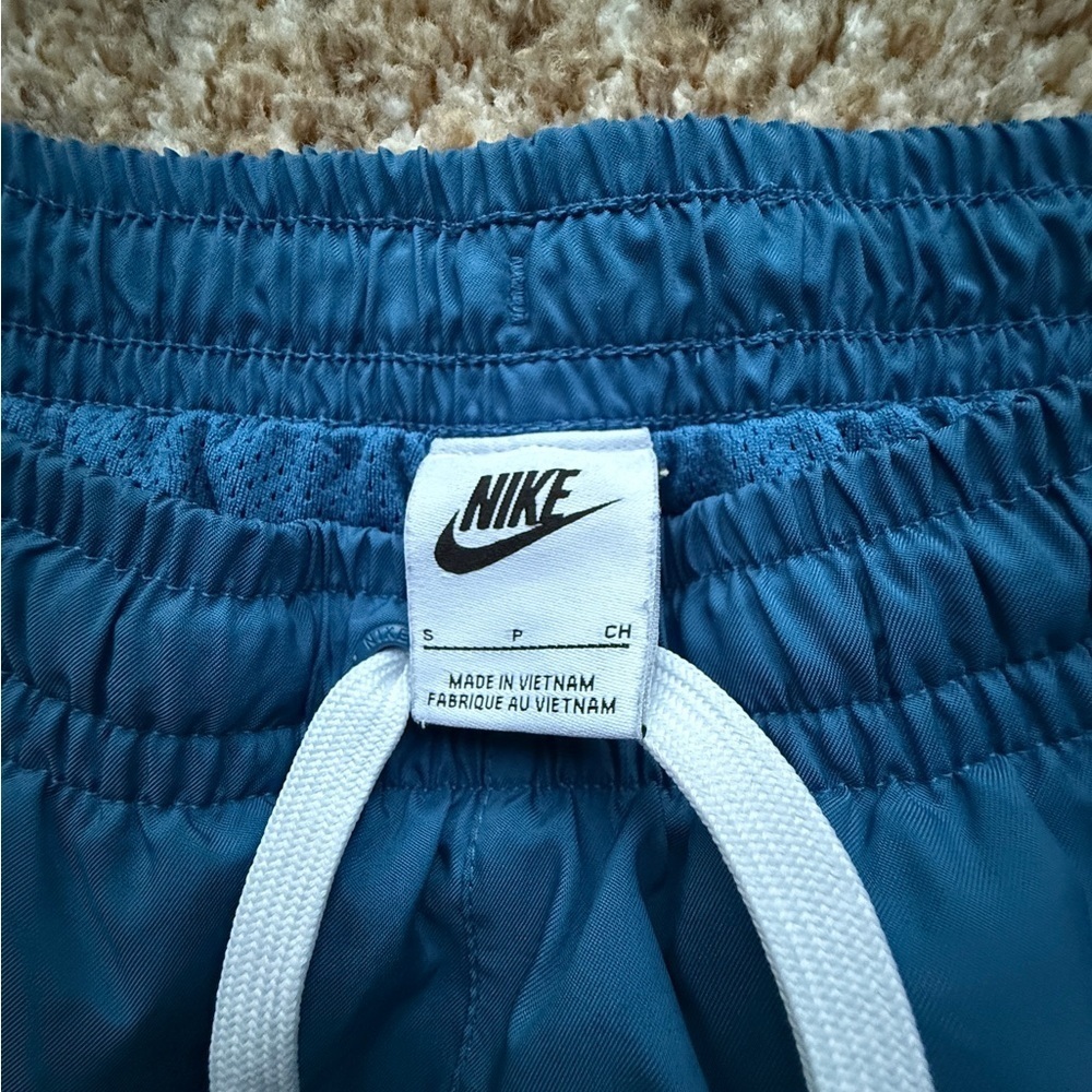 Men’s Nike Blue Athletic Shorts with mesh liner size small, blue. - Picture 2 of 3